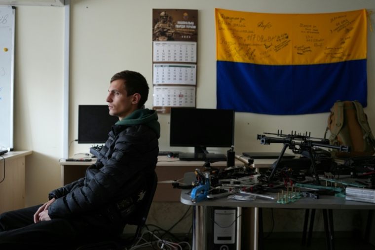 L'Ukrainien Illia Issaiev, 18 ans, formateur au maniement de drones militaires, à Kharkiv, le 15 octobre 2025 ( AFP / OLEKSII FILIPPOV )