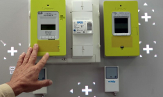 Un homme montre des compteurs Linky, à Carros, dans le sud-est de la France