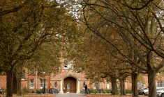 Une personne passe devant le Jesus College de l'université de Cambridge — où l'universitaire noir Jason Arday a été membre du corps enseignant — à Cambridge, dans l'est de l'Angleterre, le 15 août 2026 ( AFP / Brook Mitchell )