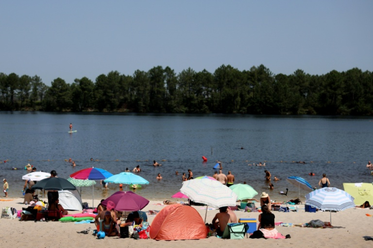 La plage du lac d'Hostens, en Gironde, le 21 juin 2026 ( AFP / ROMAIN PERROCHEAU )