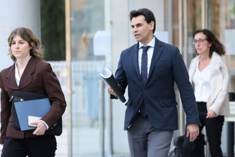 L'homme d'affaires Alberto González Amador (c), compagnon d'Isabel Díaz Ayuso, présidente de droite de la région de Madrid, quitte le tribunal après avoir témoigné dans une enquête pour fraude fiscale présumée, le 10 avril 2025 à Madrid  ( AFP / Thomas COEX )
