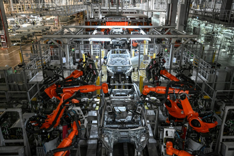 Une chaîne de production de véhicules électriques dans une usine du constructeur automobile chinois NIO à Hefei, dans la province d'Anhui, dans l'est de la Chine, le 24 septembre 2025 ( AFP / Jade GAO )