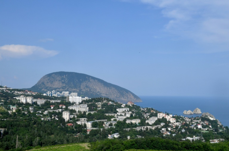Vue de la ville portuaire de Yalta, dans la péninsule de Crimée, le 18 juin 2023   ( AFP / Olga MALTSEVA )