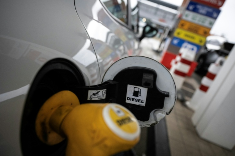 Un automobiliste fait le plein de diesel dans une station-service près de Toulouse, le 12 mars 2026 ( AFP / Lionel BONAVENTURE )