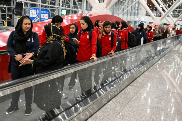 Les membres de l'équipe féminine de football iranienne arrivent à l'aéroport international de Kuala Lumpur après avoir participé à la Coupe d'Asie féminine de l'AFC Australie 2026, le 11 mars 2026 à Sepang, en Malaisie ( AFP / Mohd RASFAN )