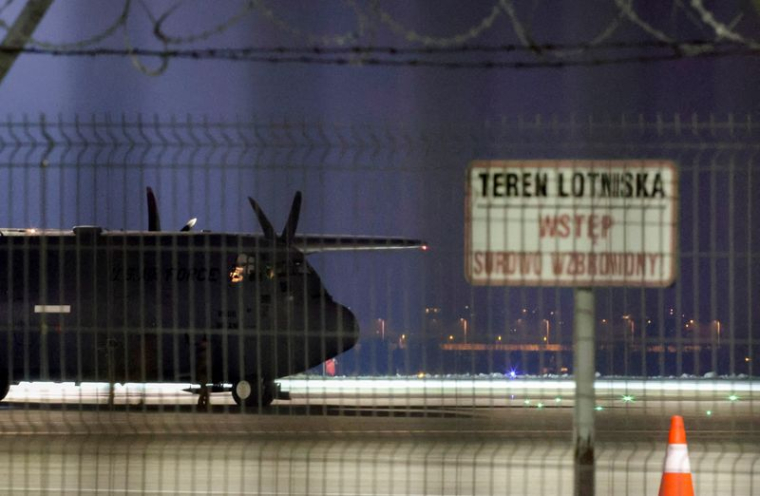 ARRIVÉE EN POLOGNE DES PREMIERS RENFORTS AMÉRICAINS