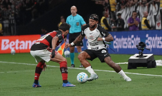 Mais que pouvait bien faire Memphis Depay avec son téléphone en plein match ?