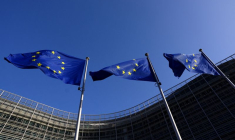 Des drapeaux de l'Union européenne flottent devant le siège de la Commission européenne à Bruxelles