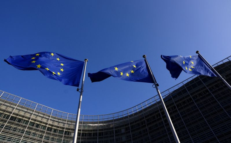 Des drapeaux de l'Union européenne flottent devant le siège de la Commission européenne à Bruxelles