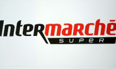 Casino, en grande difficulté financière, prévoit de vendre 313 magasins, soit "la quasi-totalité d(e son) périmètre", à ses concurrents Auchan et Intermarché. Le broupe assure que "l'ensemble des salariés des magasins transférés seront repris".  ( AFP / DENIS CHARLET )