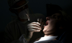 Des pays sont convenus vendredi de supprimer l'utilisation du mercure dans les plombages dentaires d'ici 2034, lors d'une conférence à Genève ( AFP / SEBASTIEN BOZON )