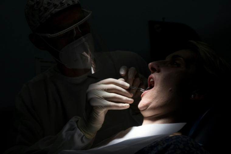 Des pays sont convenus vendredi de supprimer l'utilisation du mercure dans les plombages dentaires d'ici 2034, lors d'une conférence à Genève ( AFP / SEBASTIEN BOZON )