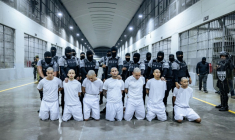 Photo diffusée le 31 mars 2025 par la Présidence du Salvador montrant des Vénézuéliens et des Salvadoriens accusés par les États-Unis d'être membres de groupes criminels, incarcérés au Centre de Détention contre le Terrorisme (CECOT) dans la ville de Tecoluca, au Salvador ( EL SALVADOR'S PRESIDENCY PRESS OFFICE / Handout )