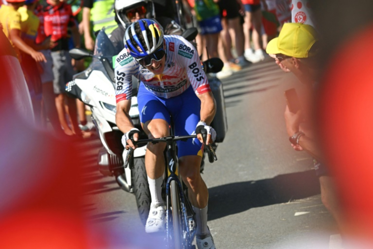 L'Allemand Florian Lipowitz dans la montée vers Hautacam, lors de la 12e étape du Tour de France, le 17 juillet 2025 ( AFP / Loic VENANCE )