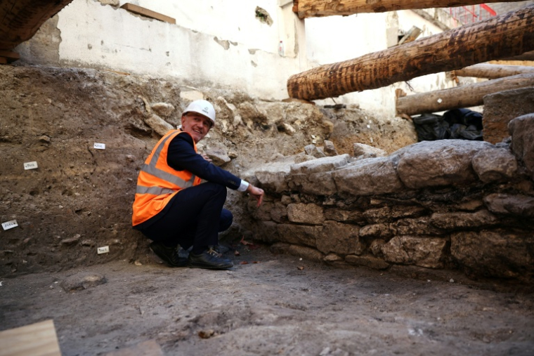 Le maire de Paris, Emmanuel Grégoire, sur le site archéologique où un mur datant de l'époque gallo-romaine a été découvert, dans le centre de Paris, le 23 septembre 2026  ( AFP / SIMON WOHLFAHRT )
