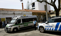 Un véhicule transportant une Française et son compagnon, soupçonnés d'avoir abandonné deux enfants, arrive au tribunal de Setúbal, le 22 mai 2026 au Portugal ( AFP / FILIPE AMORIM )