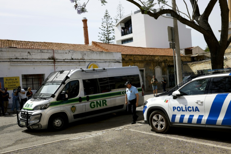 Un véhicule transportant une Française et son compagnon, soupçonnés d'avoir abandonné deux enfants, arrive au tribunal de Setúbal, le 22 mai 2026 au Portugal ( AFP / FILIPE AMORIM )
