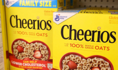 Des paquets de Cheerios, une marque appartenant à General Mills, sont visibles dans un magasin de Manhattan, à New York.