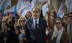 Philippe Dessertine, entouré de ses partisans, à Bordeaux le 4 mars 2026 ( AFP / Philippe LOPEZ )