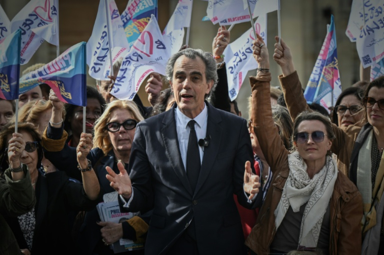 Philippe Dessertine, entouré de ses partisans, à Bordeaux le 4 mars 2026 ( AFP / Philippe LOPEZ )