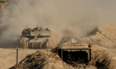 Un char israélien roule dans la bande de Gaza près de sa frontière sud avec Israël, le 29 août 202 ( AFP / Jack GUEZ )