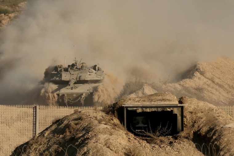 Un char israélien roule dans la bande de Gaza près de sa frontière sud avec Israël, le 29 août 202 ( AFP / Jack GUEZ )