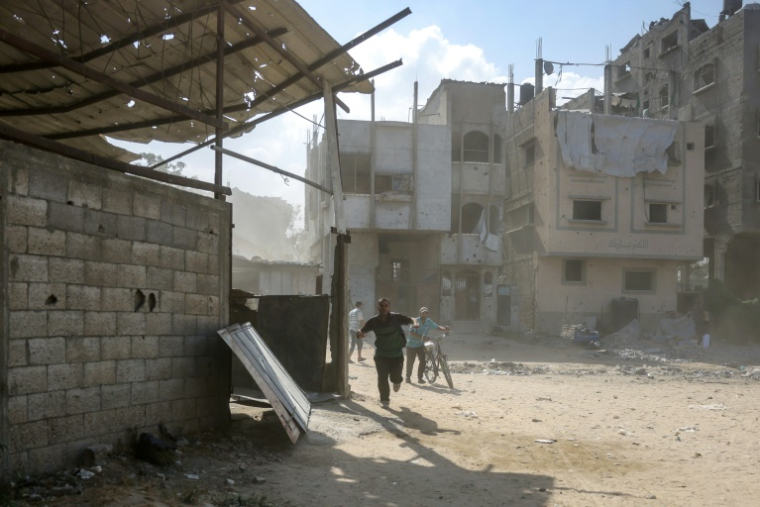 Des Palestiniens courent pour se mettre à l'abri après une explosion à Jabalia, dans le nord de la bande de Gaza, le 25 août 2025 ( AFP / BASHAR TALEB )