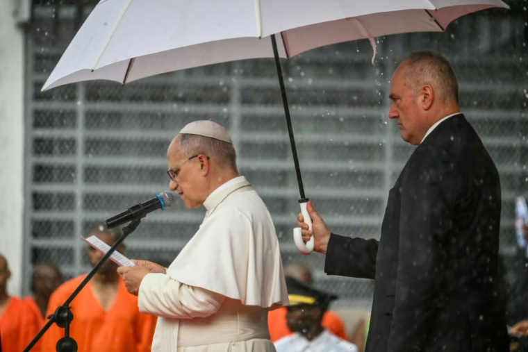 Le pape Léon XIV s'adresse aux détenus de la prison de Bata, en Guinée Equatoriale, le 22 avril 2026 ( AFP / Alberto PIZZOLI )