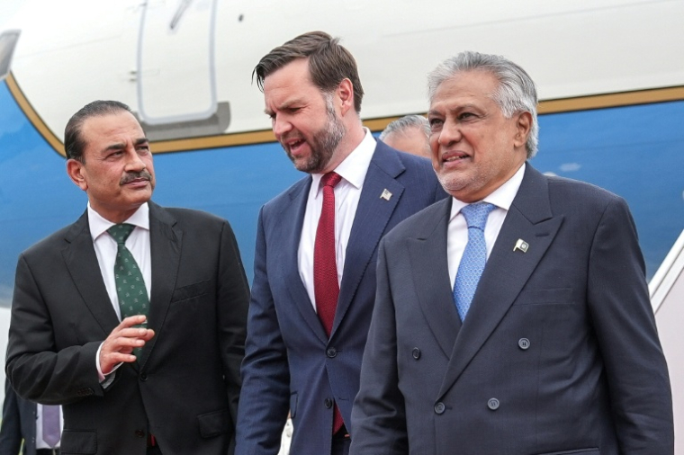 Le vice-président américain JD Vance (c) accompagné par le chef de l'armée pakistanaise, Asim Munir (g) et le ministre pakistanais des Affaires étrangères Ishaq Dar après son arrivée à Islamabad pour les pourparlers de paix américano-iraniens, le 11 avril 2026 au Pakistan ( POOL / Jacquelyn MARTIN )