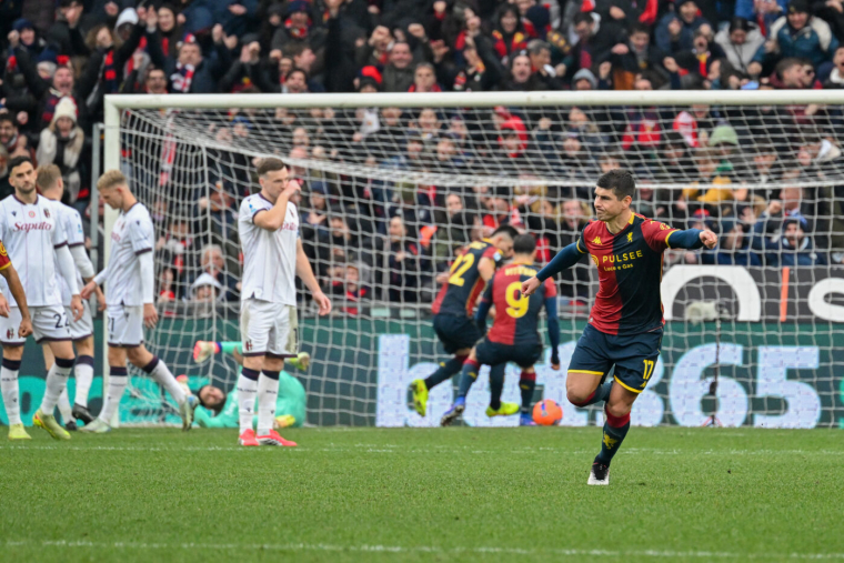 Malinovskyi envoie un coup franc de porc avec le Genoa