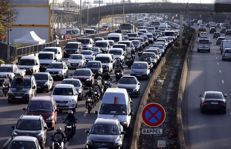 Sans surprise, en France, Paris reste la ville plus embouteillée (11e au niveau mondial) avec plus de 109 heures perdues dans les bouchons l'an dernier ( AFP / THOMAS COEX )