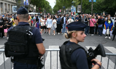 Des policiers, aux abords de la Seine, le 26 juillet 2024, à Paris ( AFP / NATALIA KOLESNIKOVA )