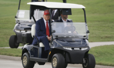 Donald Trump reçoit à dîner jeudi 22 mai 2025 les 220 plus gros détenteurs de sa cryptomonnaie au Trump National Golf Club, l'un des parcours de golf et country clubs du groupe familial, situé à Potomac Falls (Virginie) ( GETTY IMAGES NORTH AMERICA / JOE RAEDLE )