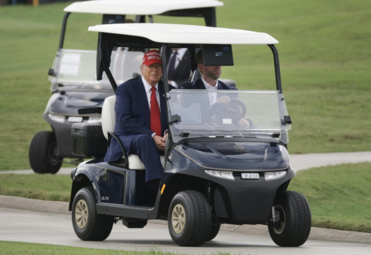 Donald Trump reçoit à dîner jeudi 22 mai 2025 les 220 plus gros détenteurs de sa cryptomonnaie au Trump National Golf Club, l'un des parcours de golf et country clubs du groupe familial, situé à Potomac Falls (Virginie) ( GETTY IMAGES NORTH AMERICA / JOE RAEDLE )