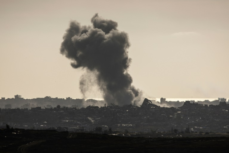 Une photo prise du sud d'Israël près de la frintière avec la bande de Gaza montre un nuage de fumée s'élevant du nord du territoire palestinien après des bombardements israéliens, le 19 mai 2025 ( AFP / JOHN WESSELS )