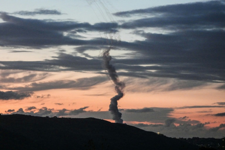 Des traînées de roquettes tirées du Liban vers Israël, le 24 mars 2026, dans la région de Marjeyoun, dans le sud du Liban ( AFP / - )