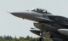 Un chasseur F-16V nouvellement acquis atterrit à la base aérienne de Chihhang, à Taitung, à Taïwan, le 2 octobre 2026 ( AFP / CHENG Yu-chen )