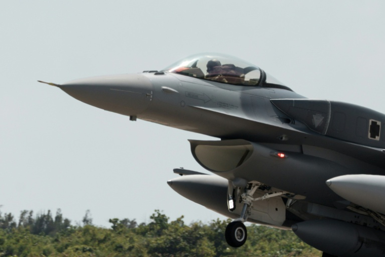 Un chasseur F-16V nouvellement acquis atterrit à la base aérienne de Chihhang, à Taitung, à Taïwan, le 2 octobre 2026 ( AFP / CHENG Yu-chen )