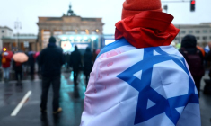 Manifestation contre l'antisémitisme à la porte de Brandebourg à Berlin