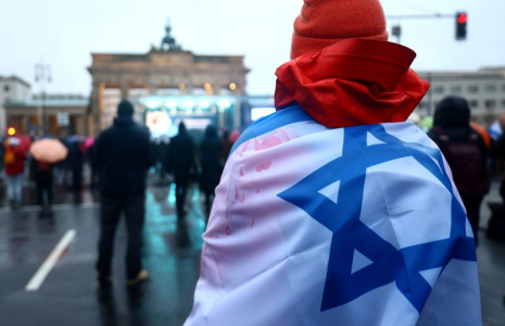 Manifestation contre l'antisémitisme à la porte de Brandebourg à Berlin