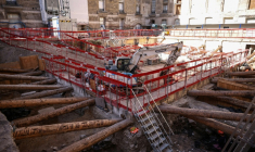 Le site archéologique où a été découvert un mur de l'époque gallo-romaine de Lutèce (en bas, g), sous l'Hôtel-Dieu, sur l'île de la Cité, dans le centre de Paris,le 23 septembre 2026  ( AFP / SIMON WOHLFAHRT )