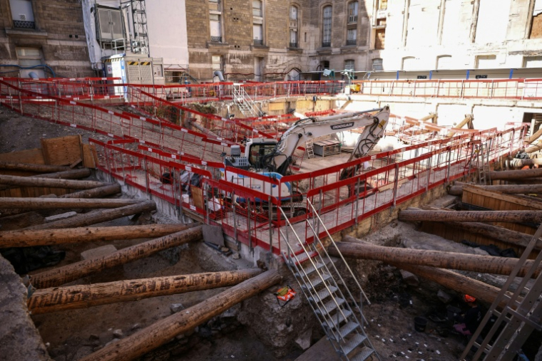 Le site archéologique où a été découvert un mur de l'époque gallo-romaine de Lutèce (en bas, g), sous l'Hôtel-Dieu, sur l'île de la Cité, dans le centre de Paris,le 23 septembre 2026  ( AFP / SIMON WOHLFAHRT )