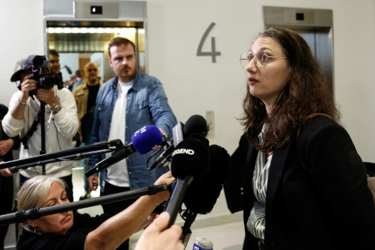 Elisabeth Guthmann, cofondatrice du collectif SOS Périscolaire, parle à la presse au tribunal de Paris, le 5 mai 2026, en amont du procès pour agression sexuelle visant un animateur périscolaire d'une école primaire ( AFP / Kenzo TRIBOUILLARD )