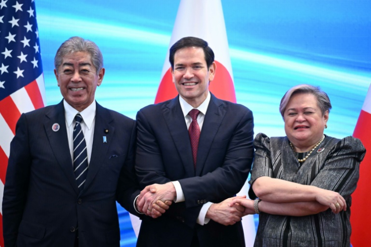 Le secrétaire d'État américain Marco Rubio (c), le ministre japonais des Affaires étrangères Takeshi Iwaya (g) et la secrétaire d'État philippine aux Affaires étrangères Theresa Lazaro lors d'une réunion trilatérale à Kuala Lumpur où se tient le sommet de l'Asean, le 10 juillet 2025 en Malaisie ( POOL / Mandel NGAN )