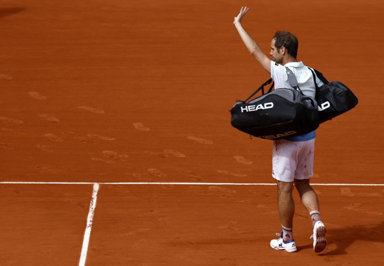 Richard Gasquet salue le public de Roland Garros après y avoir joué son dernier match de tennis professionnel