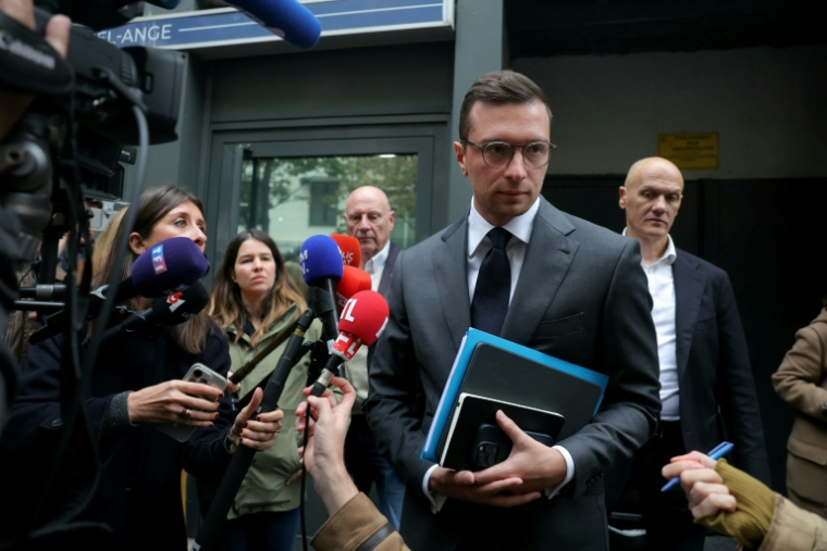 Le président du Rassemblement national, Jordan Bardella, à la sortie du siège du parti d'extrême droite à Paris le 6 octobre 2025 ( AFP / Thomas SAMSON )