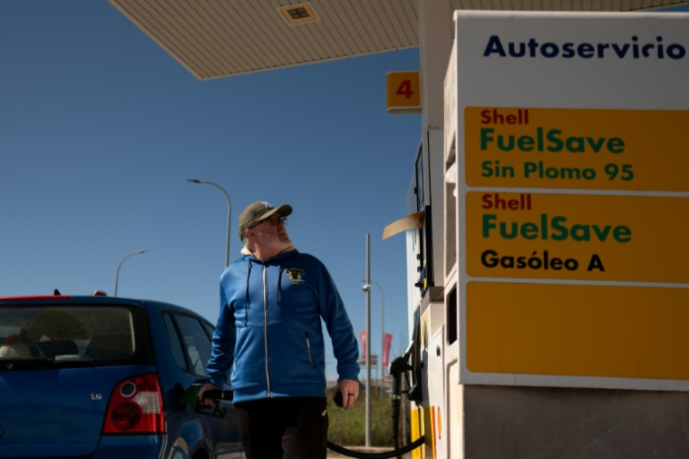 Un automobiliste à une station service, le 11 mars 2026 près de Malaga, dans le sud de l'Espagne ( AFP / JORGE GUERRERO )