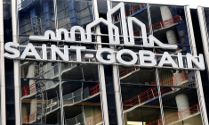 Le logo Saint-Gobain est visible au sommet du bâtiment du siège social de l'entreprise dans le quartier d'affaires de La Défense à Courbevoie, près de Paris