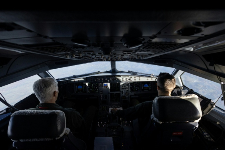 Des pilotes à bord d'un avion ravitailleur militaire A330 MRTT Phenix lors de l'exercice "Poke" au-dessus de la France, le 17 mars 2026 ( AFP / ALAIN JOCARD )