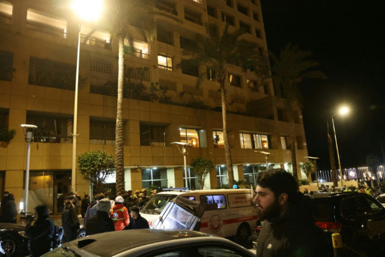 Des secouristes devant l'hôtel Ramada touché par une frappe israélienne, le 8 mars 2026 à Beyrouth  ( AFP / IBRAHIM AMRO )